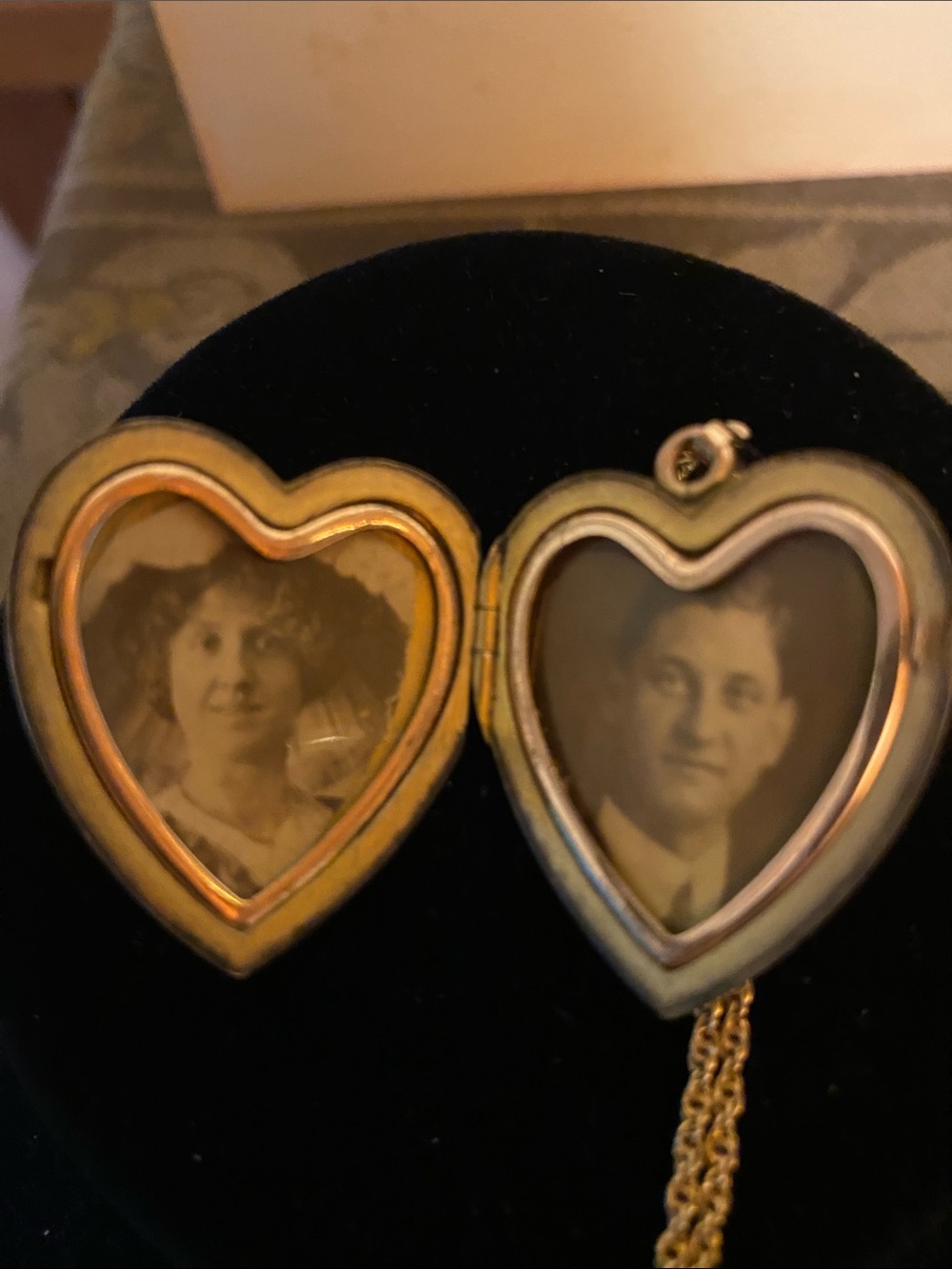 Vintage Heart Locket   with Star Accents - Picture 5 of 6